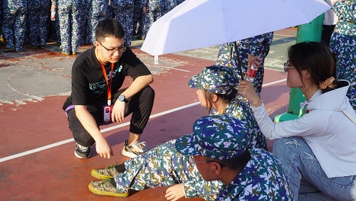 学生会成员亲切关心新生身体情况.jpg