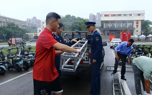 退伍复学学生和新生一起协助建造迎新铁架.jpg